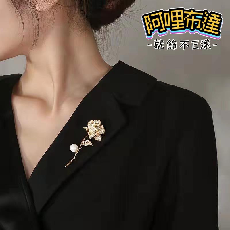 【阿哩布達】👉【胸針】台灣現貨 快速出貨BR25 奢華時尚 滿鑽玫瑰花朵珍珠水鑽別針 胸針 徽章 GD 新娘飾品 新秘-細節圖2