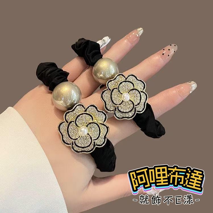 【阿哩布達】👉【髮飾】台灣現貨 快速出貨S94 網路熱門 INS 滿版水鑽金屬花朵大珠珠絨布彈力髮束 馬尾辮 新娘飾品-細節圖2
