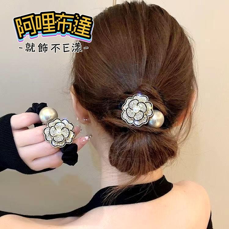 【阿哩布達】👉【髮飾】台灣現貨 快速出貨S94 網路熱門 INS 滿版水鑽金屬花朵大珠珠絨布彈力髮束 馬尾辮 新娘飾品-細節圖3