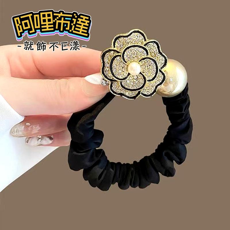 【阿哩布達】👉【髮飾】台灣現貨 快速出貨S94 網路熱門 INS 滿版水鑽金屬花朵大珠珠絨布彈力髮束 馬尾辮 新娘飾品-細節圖5
