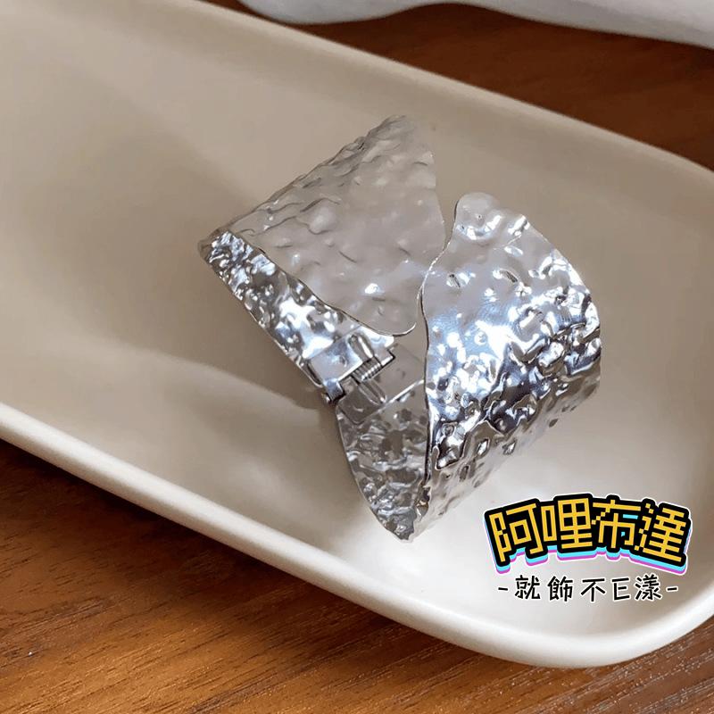 【阿哩布達】👉【手鍊】台灣現貨 快速出貨SH101 簡約 鍛打錘紋造型寬版手環 開口手環 兩色可選 新娘飾品 新娘秘書-細節圖3