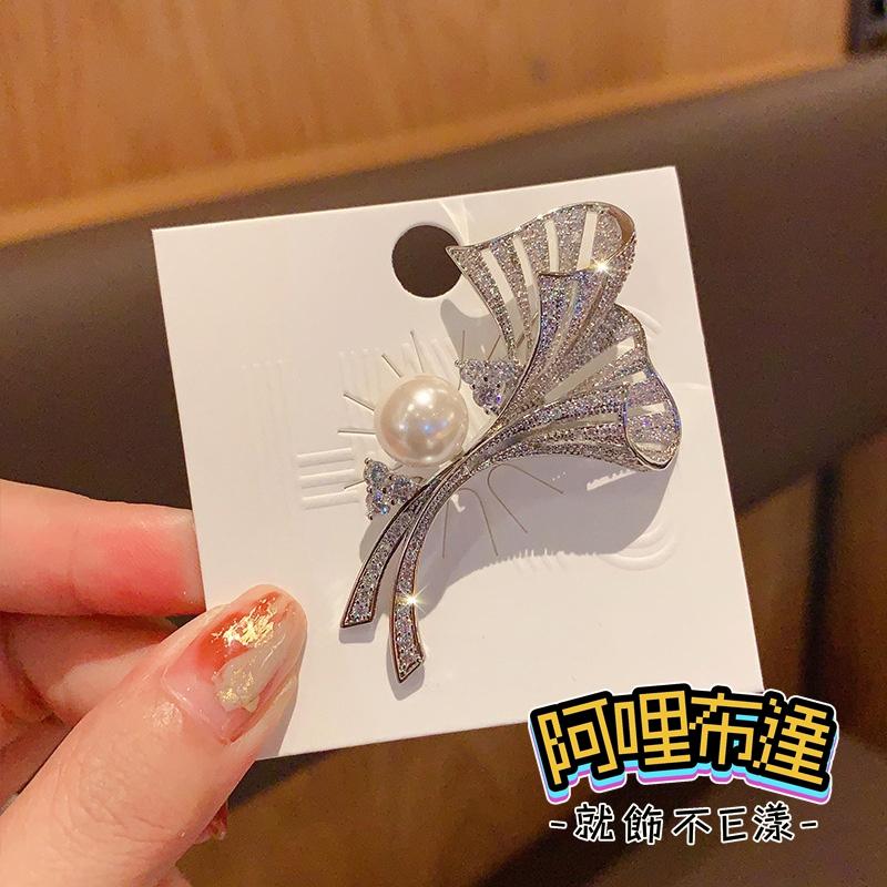 【阿哩布達】👉【胸針】台灣現貨 快速出貨BR05 典雅大方 精緻鏤空銀杏葉別針 胸針 兩色可選 新娘秘書 舞宴晚會 GD-細節圖2