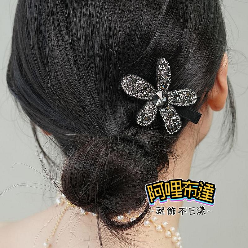 【阿哩布達】👉【髮飾】台灣現貨 快速出貨J54 輕奢閃亮水鑽絨布油桐花花朵髮夾 邊夾 瀏海夾 鴨嘴夾 新秘 新娘飾品-細節圖2