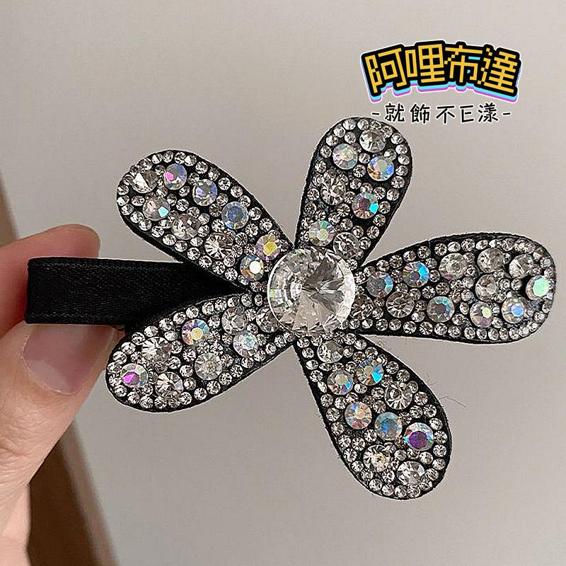 【阿哩布達】👉【髮飾】台灣現貨 快速出貨J54 輕奢閃亮水鑽絨布油桐花花朵髮夾 邊夾 瀏海夾 鴨嘴夾 新秘 新娘飾品-細節圖6