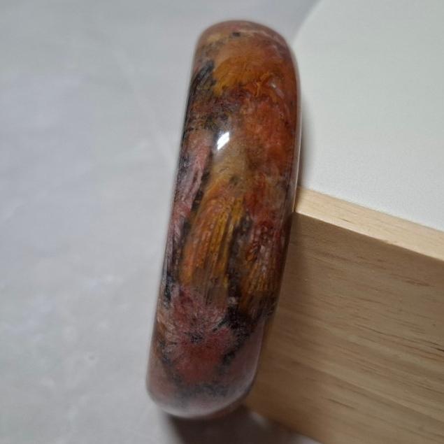 【三寶坊】天然珊瑚玉手鐲 61圈口 大花 黑紅多彩 平安鐲 手鐲大圈口 N427-細節圖2