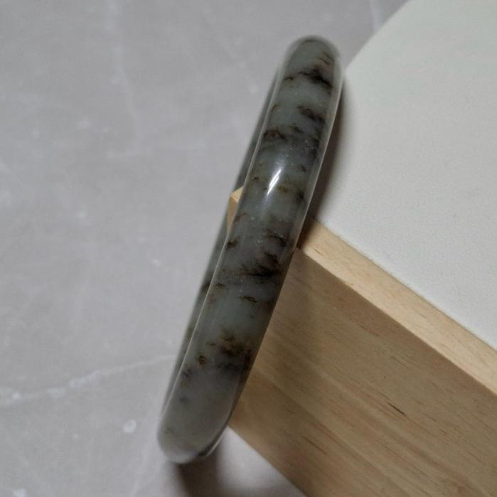 【三寶坊】天然和田玉手鐲 57圈口 草花和田玉 圓條 草花手鐲大圈口 N535-細節圖3