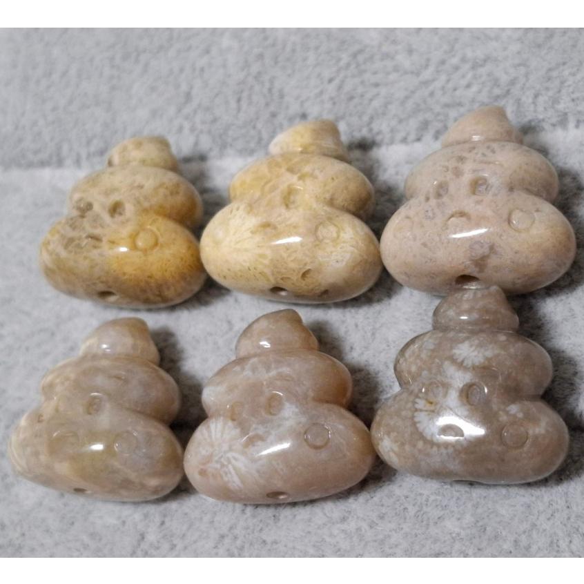 【三寶坊】珊瑚玉 黃金便便 萌寵 滿花精品料 通孔小件 雕刻件 手作DIY材料 水晶 串珠 配件 吊墜-細節圖2