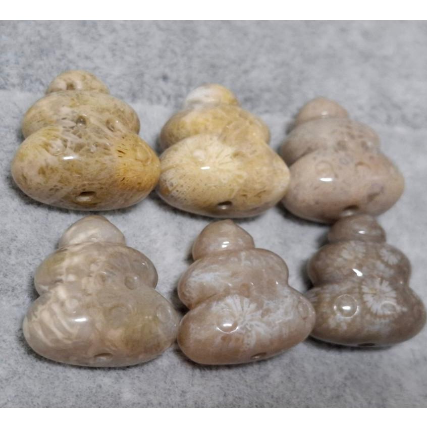 【三寶坊】珊瑚玉 黃金便便 萌寵 滿花精品料 通孔小件 雕刻件 手作DIY材料 水晶 串珠 配件 吊墜-細節圖3