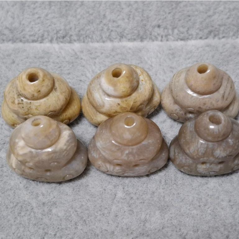 【三寶坊】珊瑚玉 黃金便便 萌寵 滿花精品料 通孔小件 雕刻件 手作DIY材料 水晶 串珠 配件 吊墜-細節圖4