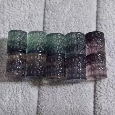 【三寶坊】螢石 龍龜 蓮花 玫瑰花 桶珠 蝴蝶結 金幣豬 小熊 通孔小件 雕刻件 手作DIY材料 (隨機出貨)-細節圖2