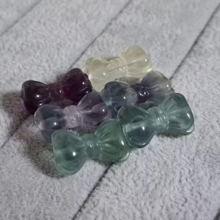 【三寶坊】螢石 龍龜 蓮花 玫瑰花 桶珠 蝴蝶結 金幣豬 小熊 通孔小件 雕刻件 手作DIY材料 (隨機出貨)-細節圖4