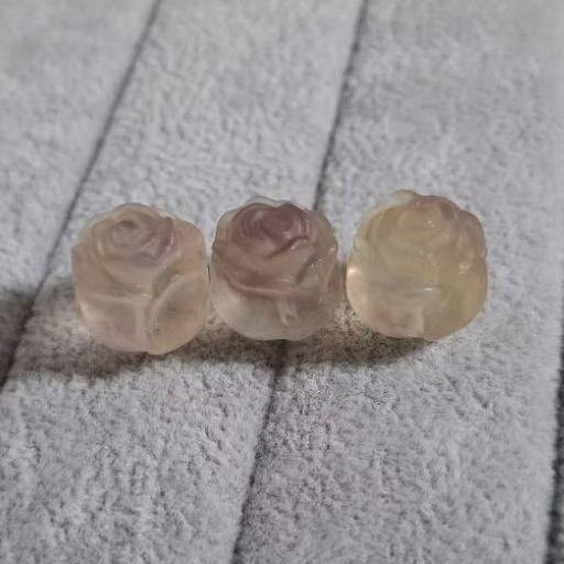 【三寶坊】螢石 龍龜 蓮花 玫瑰花 桶珠 蝴蝶結 金幣豬 小熊 通孔小件 雕刻件 手作DIY材料 (隨機出貨)-細節圖5