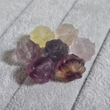 【三寶坊】螢石 龍龜 蓮花 玫瑰花 桶珠 蝴蝶結 金幣豬 小熊 通孔小件 雕刻件 手作DIY材料 (隨機出貨)-細節圖6