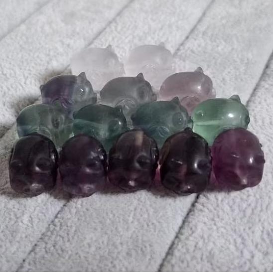 【三寶坊】螢石 龍龜 蓮花 玫瑰花 桶珠 蝴蝶結 金幣豬 小熊 通孔小件 雕刻件 手作DIY材料 (隨機出貨)-細節圖7