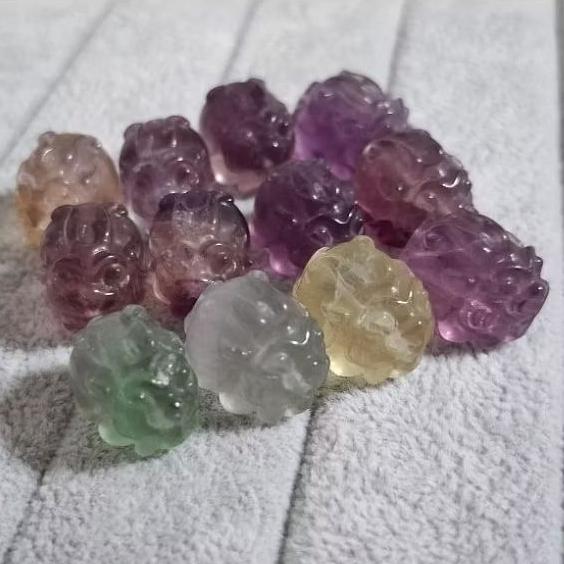 【三寶坊】螢石 龍龜 蓮花 玫瑰花 桶珠 蝴蝶結 金幣豬 小熊 通孔小件 雕刻件 手作DIY材料 (隨機出貨)-細節圖9