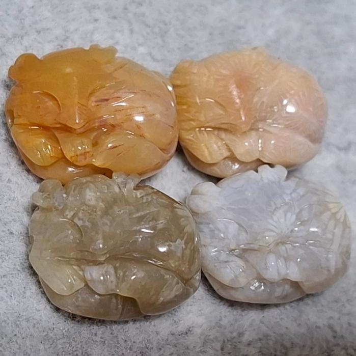 【三寶坊】珊瑚玉 睡狐 萌寵 精品料 通孔小件 雕刻件 手作DIY材料 水晶 串珠 配件 吊墜-細節圖2