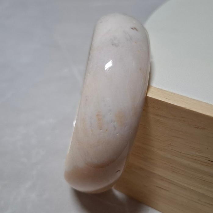 【三寶坊】天然珊瑚玉手鐲 62圈口 晶洞奶酪 寬鐲 手鐲大圈口 N431-細節圖2