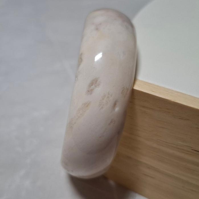 【三寶坊】天然珊瑚玉手鐲 62圈口 晶洞奶酪 寬鐲 手鐲大圈口 N431-細節圖4