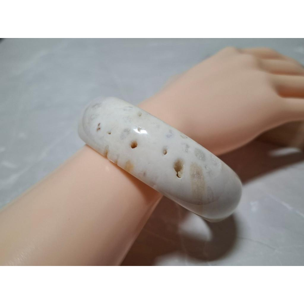 【三寶坊】天然珊瑚玉手鐲 62圈口 晶洞奶酪 寬鐲 手鐲大圈口 N431-細節圖7