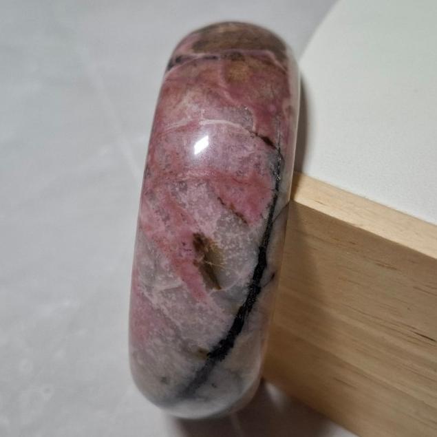 【三寶坊】天然薔薇手鐲 59圈口 薔薇輝手鐲 玫瑰石 寬鐲 手鐲大圈口 N453-細節圖3
