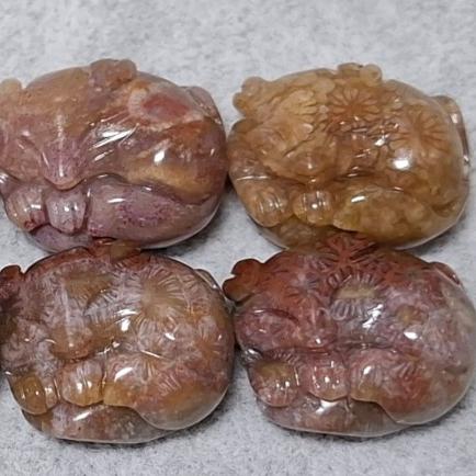 【三寶坊】珊瑚玉 睡狐 萌寵 紅冰精品料 通孔小件 雕刻件 手作DIY材料 水晶 串珠 配件 吊墜-細節圖2