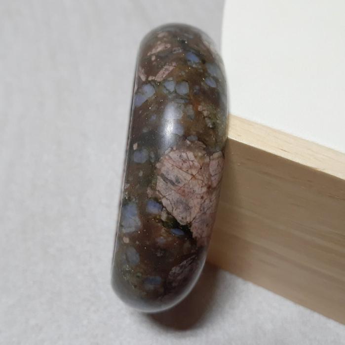 【三寶坊】天然成為之石手鐲 55圈口 長石/澳寶/藍銅礦/雲母共生 平安鐲 手鐲小圈口 N267 長石手鐲-細節圖2