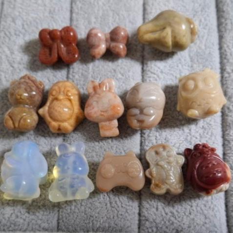 【三寶坊】珊瑚玉 阿拉善 蝴蝶結 遊戲手把 薑餅人 企鵝 小熊 萌寵 通孔小件 雕刻件 手作DIY材料-細節圖2