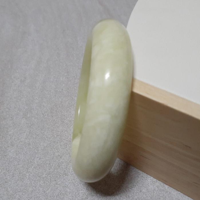 【三寶坊】天然岫玉手鐲 54圈口 青提奶蓋 平安鐲 小圈口手鐲 N232 甲翠 青堤奶蓋-細節圖4