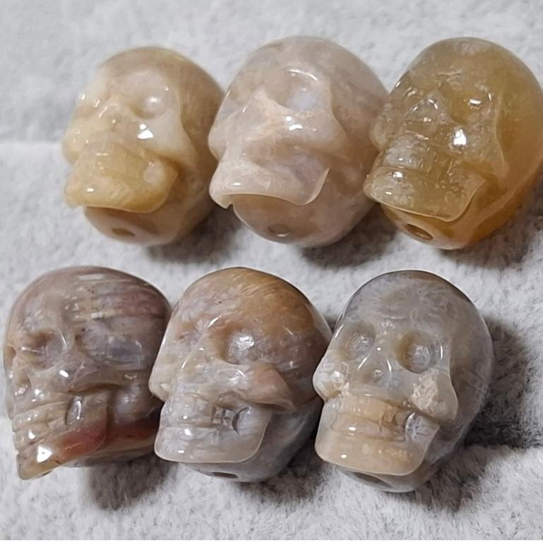 【三寶坊】珊瑚玉 骷髏頭 萌寵 精品料 通孔小件 雕刻件 手作DIY材料 水晶 串珠 配件 吊墜-細節圖2