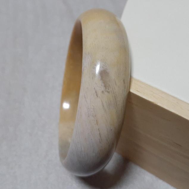 【三寶坊】天然珊瑚玉手鐲 59圈口 羽毛藻 黃灰 平安鐲 手鐲大圈口 N262-細節圖2