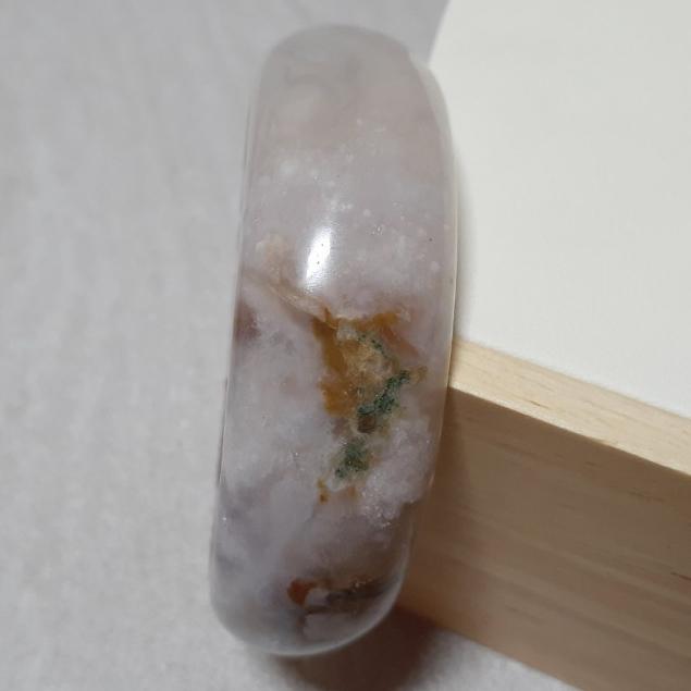【三寶坊】天然櫻花瑪瑙手鐲 62圈口 部分淺紫 水晶共生 寬鐲 瑪瑙手鐲大圈口 N263-細節圖2