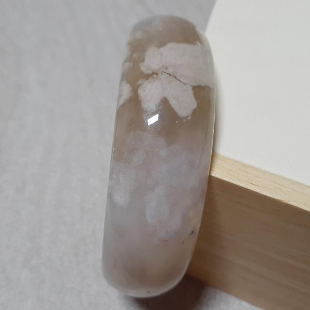 【三寶坊】天然櫻花瑪瑙手鐲 62圈口 部分淺紫 水晶共生 寬鐲 瑪瑙手鐲大圈口 N263-細節圖4