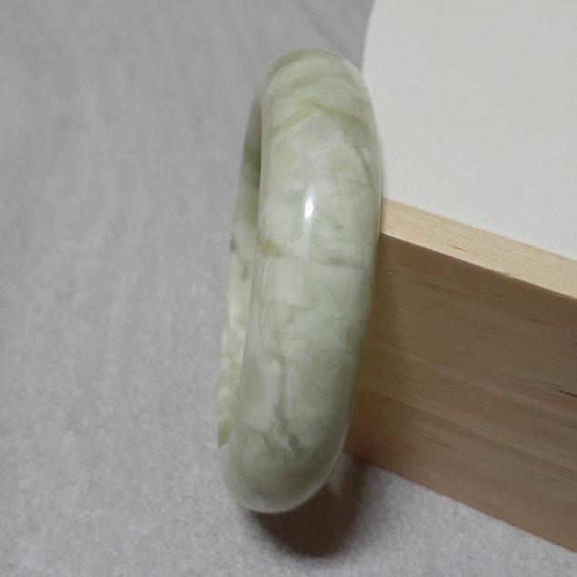 【三寶坊】天然岫玉手鐲 54圈口 青提奶蓋 平安鐲 小圈口手鐲 N233 甲翠 青堤奶蓋-細節圖2