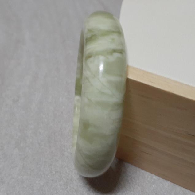 【三寶坊】天然岫玉手鐲 54圈口 青提奶蓋 平安鐲 小圈口手鐲 N233 甲翠 青堤奶蓋-細節圖4