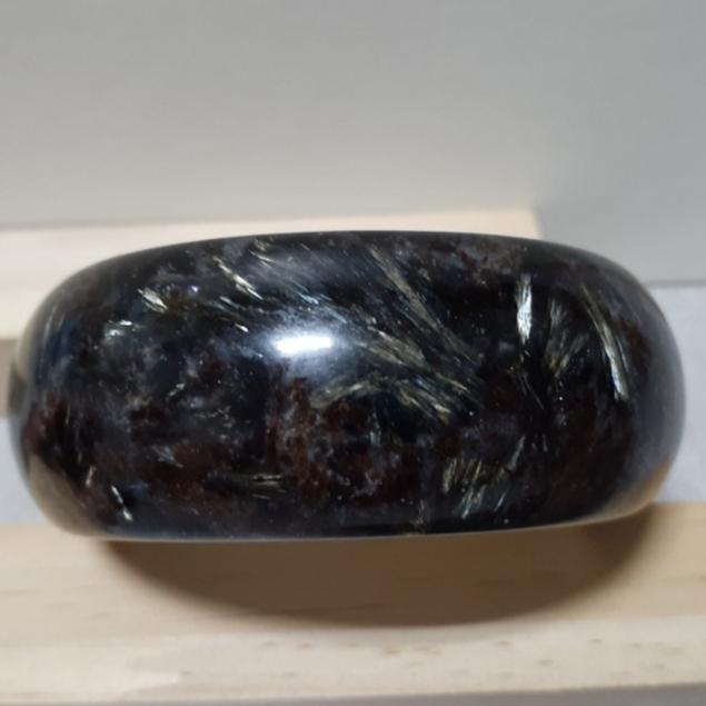 【三寶坊】黑龍晶手鐲 57圈口 煙花石榴石手鐲 藍閃石 寬鐲 手鐲大圈口 N243 女人石 煙花玉-細節圖2