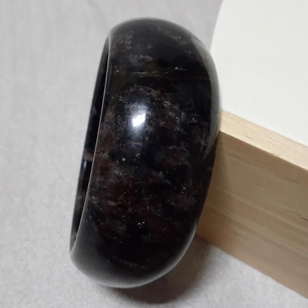 【三寶坊】黑龍晶手鐲 57圈口 煙花石榴石手鐲 藍閃石 寬鐲 手鐲大圈口 N243 女人石 煙花玉-細節圖3