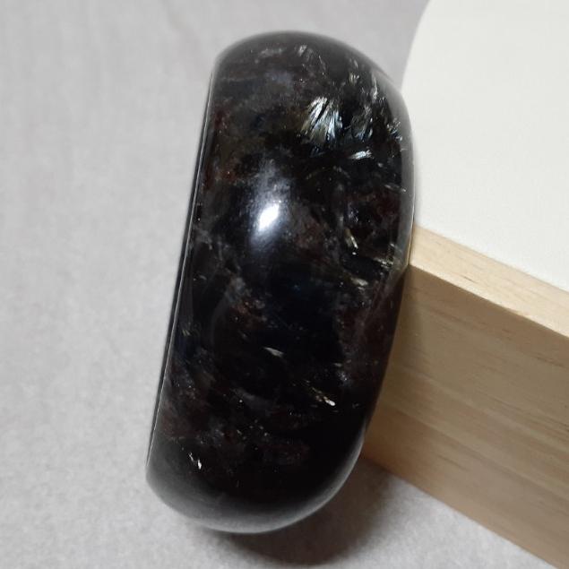 【三寶坊】黑龍晶手鐲 57圈口 煙花石榴石手鐲 藍閃石 寬鐲 手鐲大圈口 N243 女人石 煙花玉-細節圖4