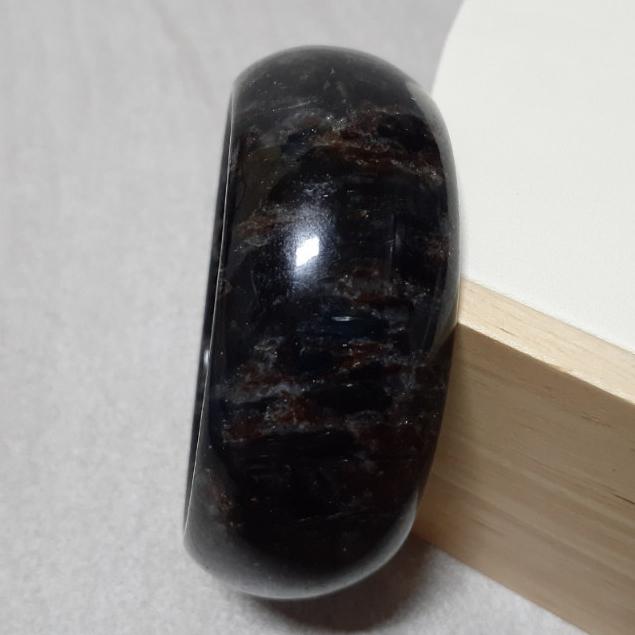 【三寶坊】黑龍晶手鐲 57圈口 煙花石榴石手鐲 藍閃石 寬鐲 手鐲大圈口 N243 女人石 煙花玉-細節圖5