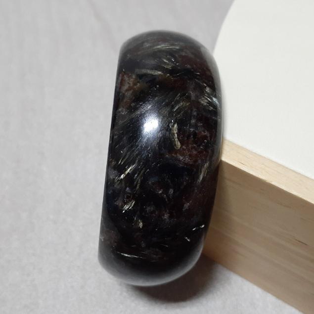 【三寶坊】黑龍晶手鐲 57圈口 煙花石榴石手鐲 藍閃石 寬鐲 手鐲大圈口 N243 女人石 煙花玉-細節圖6