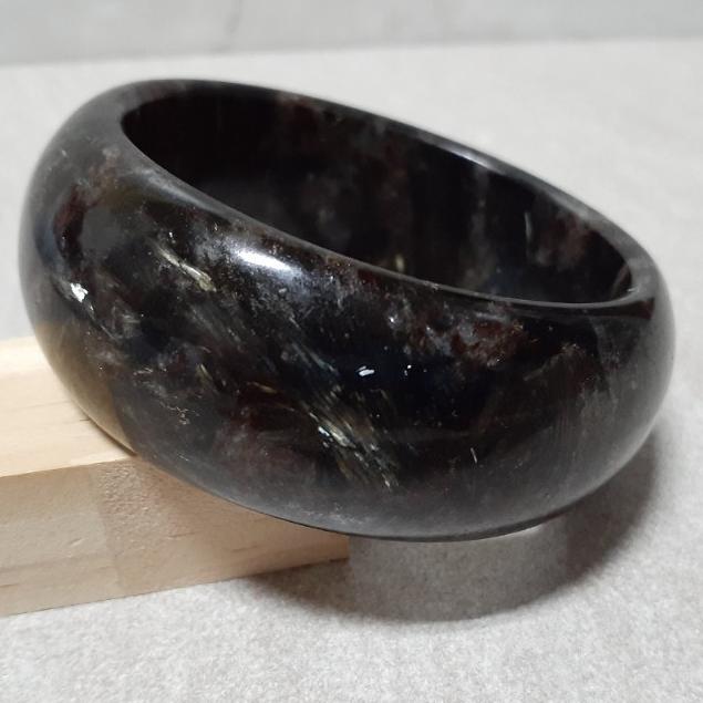 【三寶坊】黑龍晶手鐲 57圈口 煙花石榴石手鐲 藍閃石 寬鐲 手鐲大圈口 N243 女人石 煙花玉-細節圖7