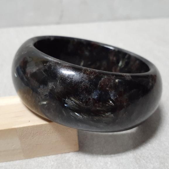 【三寶坊】黑龍晶手鐲 57圈口 煙花石榴石手鐲 藍閃石 寬鐲 手鐲大圈口 N243 女人石 煙花玉-細節圖8