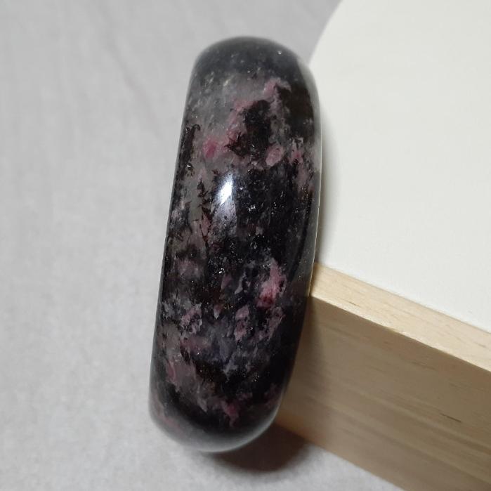 【三寶坊】天然櫻花雨手鐲 63圈口 黑櫻花 薔薇輝手鐲 寬鐲 手鐲大圈口 N363-細節圖4