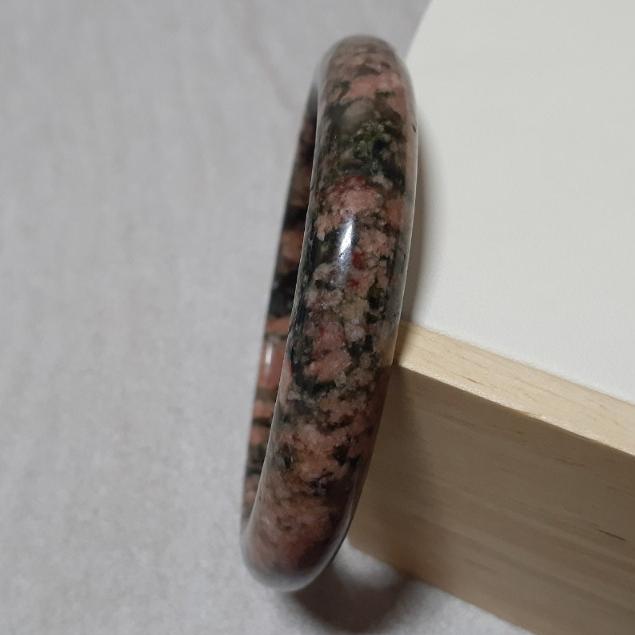 【三寶坊】天然櫻花瑪瑙手鐲 63圈口 綠髮櫻花 平安鐲 瑪瑙手鐲大圈口 N224 綠髮晶共生-細節圖3