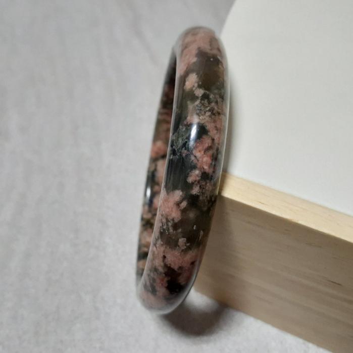 【三寶坊】天然櫻花瑪瑙手鐲 63圈口 綠髮櫻花 平安鐲 瑪瑙手鐲大圈口 N224 綠髮晶共生-細節圖4