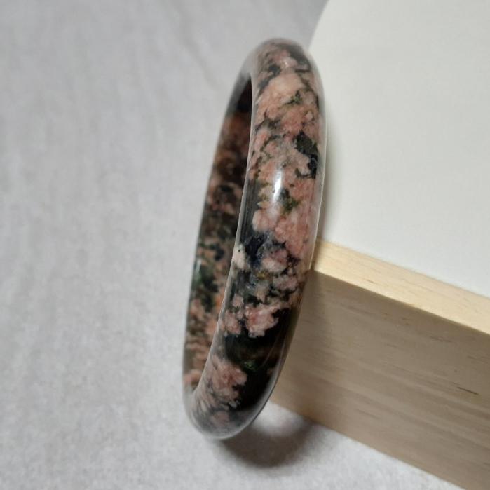 【三寶坊】天然櫻花瑪瑙手鐲 63圈口 綠髮櫻花 平安鐲 瑪瑙手鐲大圈口 N224 綠髮晶共生-細節圖5