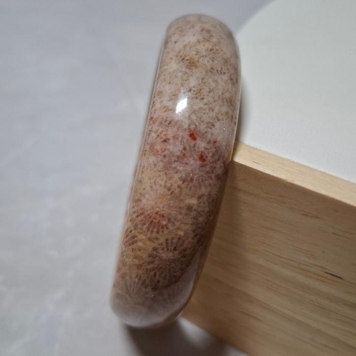 【三寶坊】天然珊瑚玉手鐲 61圈口 雛菊花 沙沙料 平安鐲 手鐲大圈口 N428-細節圖3