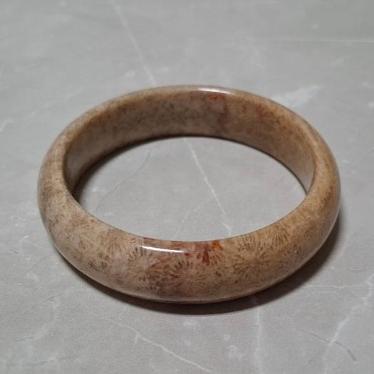 【三寶坊】天然珊瑚玉手鐲 61圈口 雛菊花 沙沙料 平安鐲 手鐲大圈口 N428-細節圖5