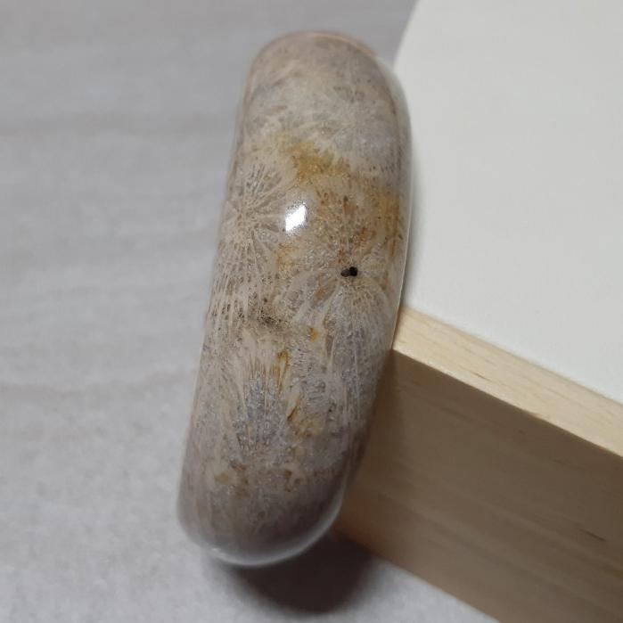 【三寶坊】天然珊瑚玉手鐲 60圈口 皮花 大花 灰藍 小寬鐲 手鐲大圈口 N131-細節圖2