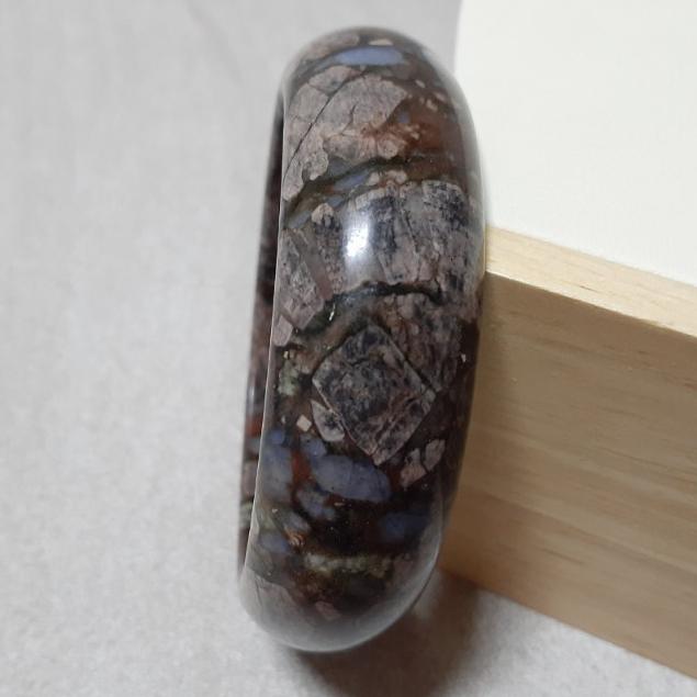 【三寶坊】天然成為之石手鐲 56圈口 長石/澳寶/藍銅礦/雲母共生 平安鐲 手鐲大圈口 N265 長石手鐲-細節圖3