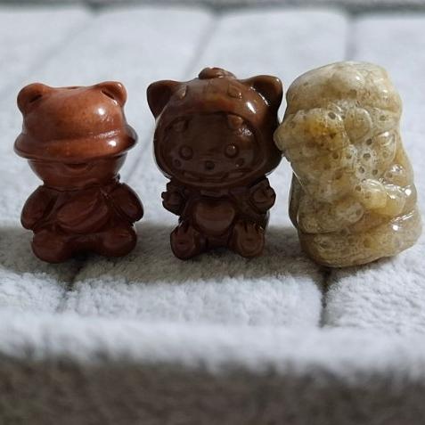 【三寶坊】阿拉善 珊瑚玉 萌寵 扎基拉姆 小熊 恐龍 通孔小件 雕刻件 手作DIY材料-細節圖2